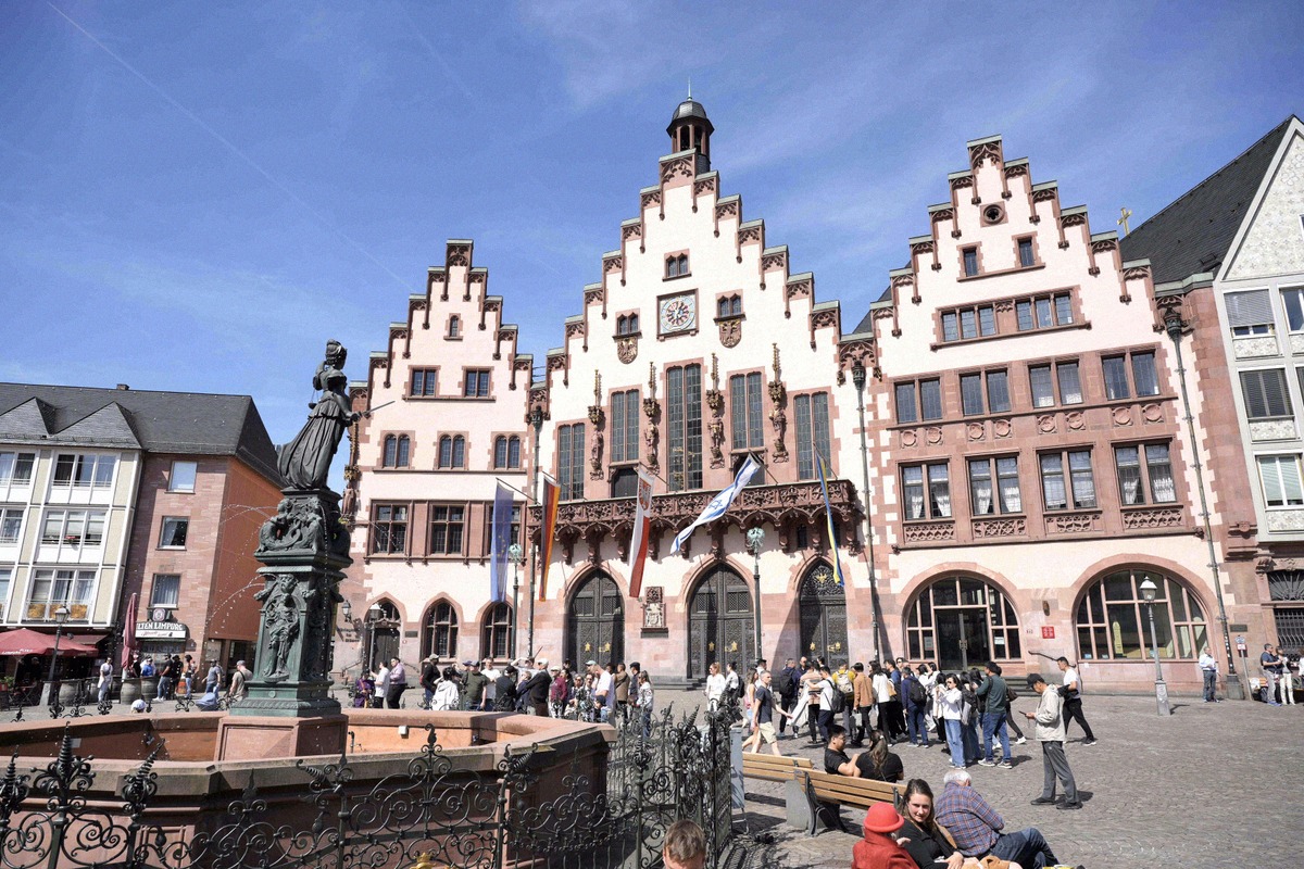 Der Römer, das historische Rathaus Frankfurts, am Römerberg mit der Gerechtigkeitsbrunnen-Statue im Vordergrund